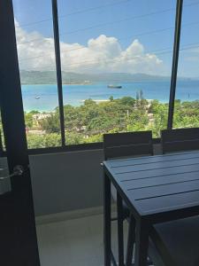 una mesa con sillas y vistas al océano en K&S luxury apartments, en Montego Bay