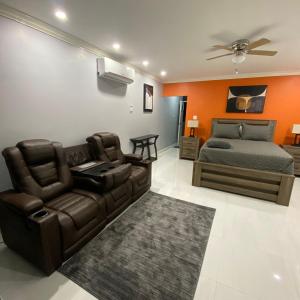 Un dormitorio con una cama, un sofá y una silla. en K&S luxury apartments, en Montego Bay