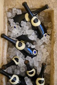 Annunciata Soul Retreat في Coccaglio: مجموعة من زجاجات النبيذ في صندوق