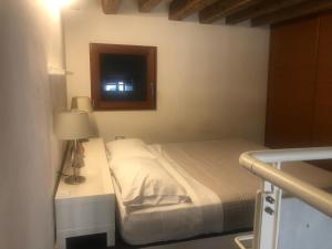 Posteľ alebo postele v izbe v ubytovaní Venetian Loft House