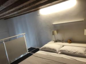 Posteľ alebo postele v izbe v ubytovaní Venetian Loft House