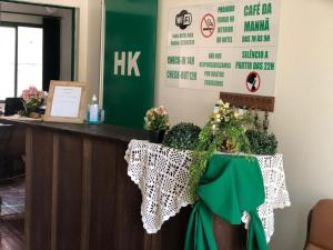 una caja con flores y plantas. en Hotel Kika, en São Gabriel 37 fotos más