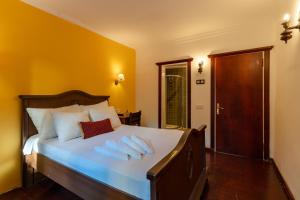 Tempat tidur dalam kamar di Şebnem Hotel