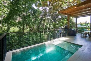 uma piscina no convés de uma casa em Villa Venus em Santa Teresa