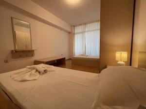 A bed or beds in a room at Menada Grand Kamelia Apartments