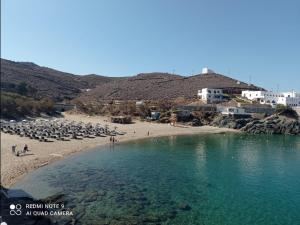a beach with a bunch of people on the beach at GUEST HOUSE KALLIOPI in Kómi +6 photos