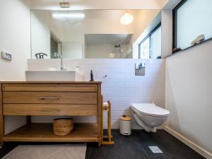 uma casa de banho com um lavatório e um WC em VELLER Ha-Shoftim em Tel Aviv