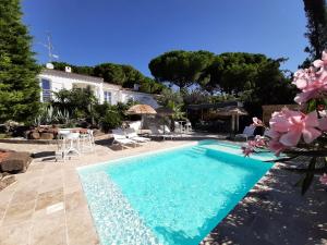 eine Villa mit einem Pool und einem Haus in der Unterkunft VILLA RASOA chambre NOSY BE in Cap d'Agde