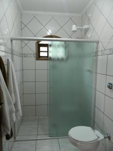 a bathroom with a shower with a toilet at Pousada Caruaru in Socorro +25 photos