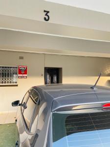 ein in einer Garage geparkt mit der Nummer in der Unterkunft Unit 3, Marine Terrace in Margate
