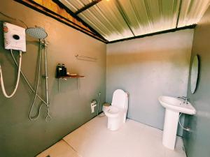 a bathroom with a shower and a toilet and a sink at สะปันดีวิว Sapan Dee View บ่อเกลือ น่าน in Ban Huai Ti