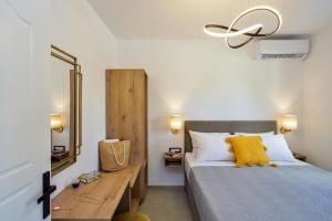 1 dormitorio con 1 cama con almohada amarilla en Xenia's apartment en Ayiá