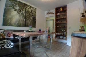 salon ze stołem i kanapą w obiekcie Apartment Edith Top 49 w Saalbach Hinterglemm
