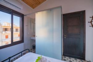 una camera con porta, finestra e tavolo di Marthas DeLight Rooms a Chania