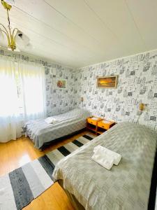 - une chambre avec 2 lits et une fenêtre dans l'établissement Gula huset, à Jomala