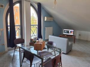 salon ze stołem i kanapą w obiekcie Artemide Residence w mieście Isernia