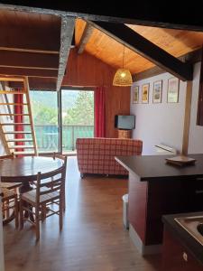 ein Wohnzimmer mit einem Tisch und einem Sofa in der Unterkunft Duplex 46m2 in Saint-Jean-Saint-Nicolas
