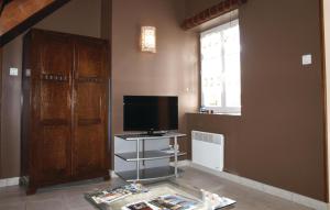 sala de estar con TV y mesa con TV en Gorgeous Home In Pleubian With Kitchen, en Pleubian