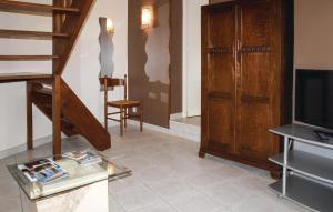 un salon avec un escalier et une télévision dans l'établissement Gorgeous Home In Pleubian With Kitchen, à Pleubian