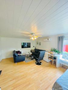 - un salon avec deux chaises et un canapé dans l'établissement Gula huset, à Jomala