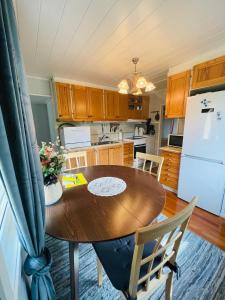 uma cozinha com uma mesa de madeira e um frigorífico em Gula huset em Jomala