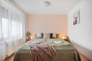een slaapkamer met een groot bed met 2 lampen bij Penzion Village Peace #29 by Goodnite cz - U Libušky in Brno