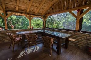 una sala da pranzo con tavolo e sedie in una cabina di Happy house a Velika Remeta