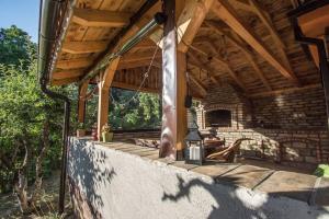 una veranda di una casa con tetto in legno di Happy house a Velika Remeta