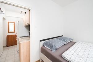 Tempat tidur dalam kamar di Abrahama 70 Apartament 2 pokojowy dla 4 osób w centrum Gdyni