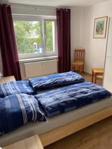 two beds in a bedroom with a window at Ferienwohnung Keilbergblick in Kurort Oberwiesenthal