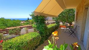 Lakíthra的住宿－Moriana Stone Villa, panoramic view and garden，阳台,配有桌椅