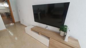 Televízia a/alebo spoločenská miestnosť v ubytovaní Apartamento centro playa estación de tren