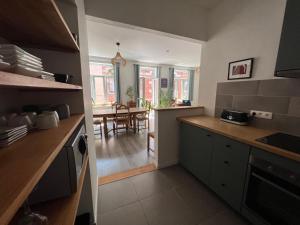 cocina con encimera y comedor en Relax Sax Appartment, en Dinant