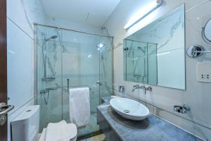 Un baño de Al Mansour Suites Hotel
