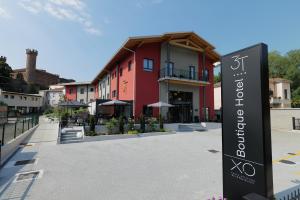 una señal para un hotel frente a un edificio en 3T Boutique Hotel, en Ivrea