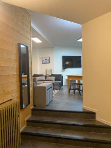 een woonkamer met een bank en een tafel bij LOFT Tignes Val Claret in Tignes