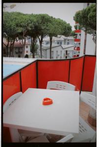 - Balcón con mesa blanca y 2 sillas en Tropicana Residence en Lido degli Estensi