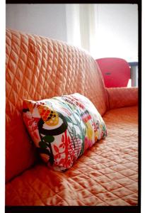 里杜德里伊斯坦西的住宿－巧皮卡那公寓式酒店，枕头坐在房间里的床边