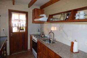 Virtuvė arba virtuvėlė apgyvendinimo įstaigoje Confortable cabaña en zona céntrica de la ciudad.