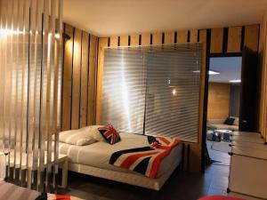 een slaapkamer met een bed en een groot raam bij LOFT Tignes Val Claret in Tignes