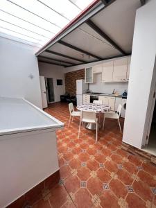- une cuisine et une salle à manger avec une table et des chaises dans l'établissement Casa Da Lella, à Guía de Isora