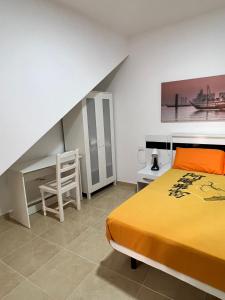 - une chambre avec un lit, un bureau et une chaise dans l'établissement Casa Da Lella, à Guía de Isora