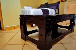 um quarto com uma cama em cima de uma mesa em Attic Place South B em Nairobi