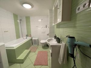 Koupelna v ubytování Apartmán Stráne + 9 fotografií