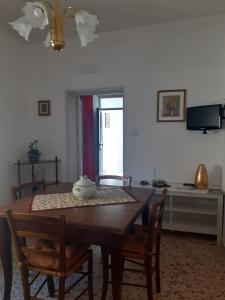 comedor con mesa y sillas y cocina en A Due Passi Dal Centro, en Mazara del Vallo
