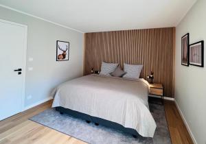 a bedroom with a large bed in a room at Bergblick 1342 in Oberammergau