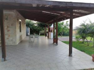 un patio coperto con tavolo e sedie di Villa DI GRASSI - Locazione Turistica a Polignano a Mare