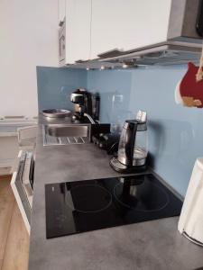uma cozinha com comodidades para preparar café no balcão em Apartament Morskie Polanki em Kolobrzeg