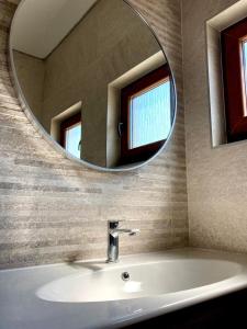 łazienka z umywalką i lustrem w obiekcie Studio apartman Luka w mieście Starigrad-Paklenica