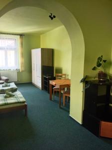 een woonkamer met een tafel en een eetkamer bij Hotel Jaro in Mělník